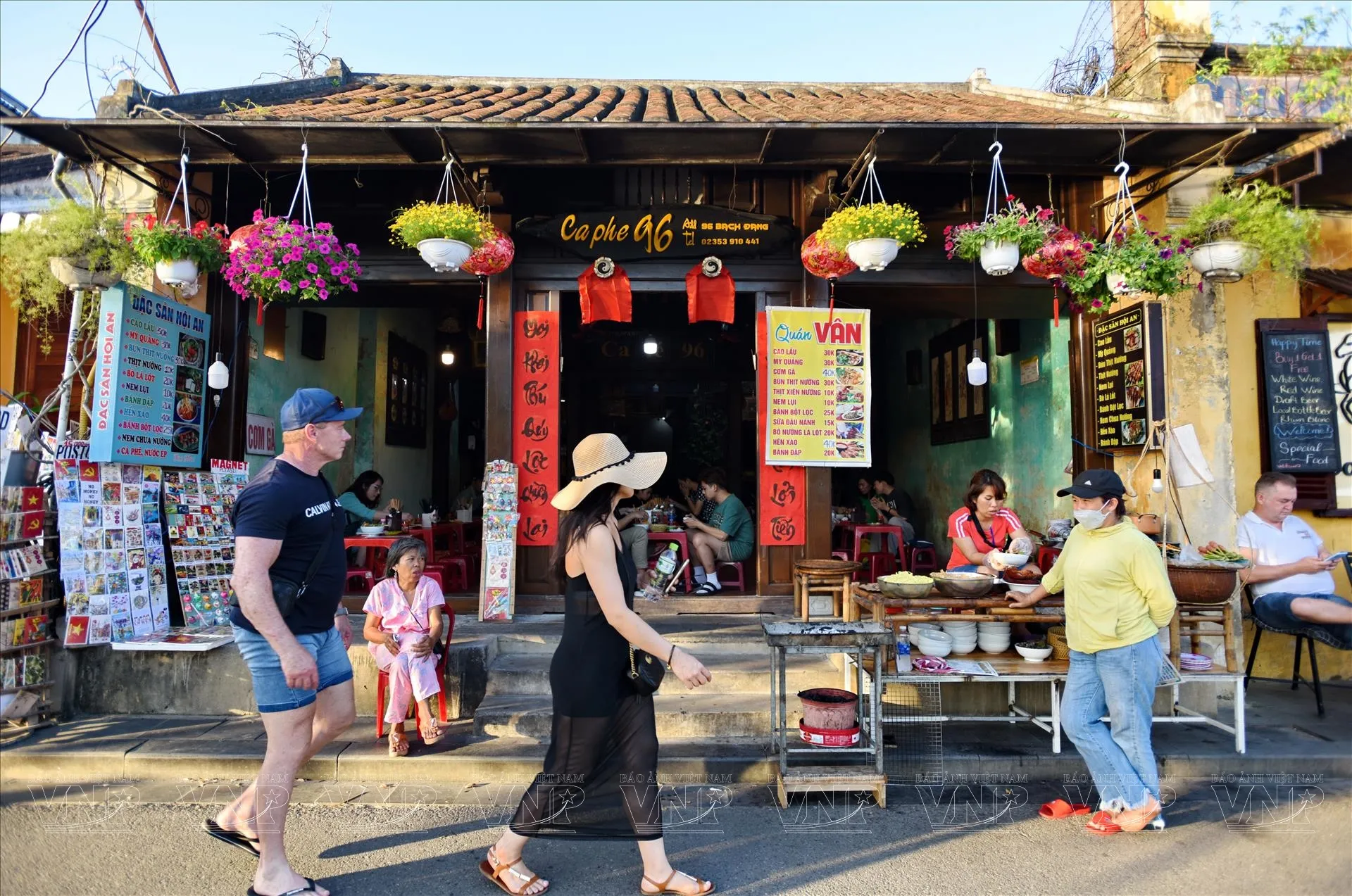 Món bánh lá hoặc bánh nậm Huế được trình bày tinh tế trên đĩa nhỏ, thể hiện sự tao nhã trong ẩm thực cung đình