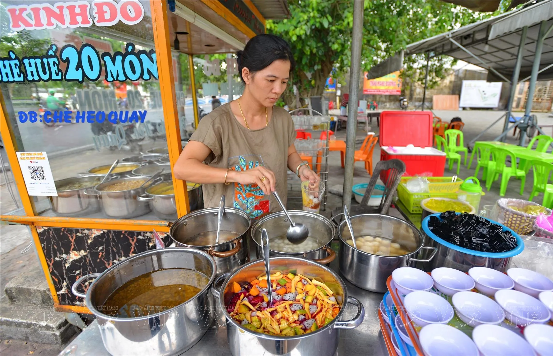 Chén chè Huế với màu sắc bắt mắt và hương vị ngọt ngào, là món tráng miệng đặc trưng của vùng đất cố đô