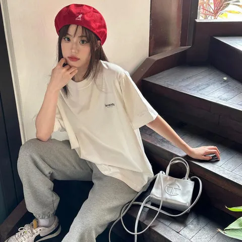 Hình ảnh cung Song Ngư với biểu tượng cá trên nền đỏ, minh họa màu sắc kỵ của Song Ngư