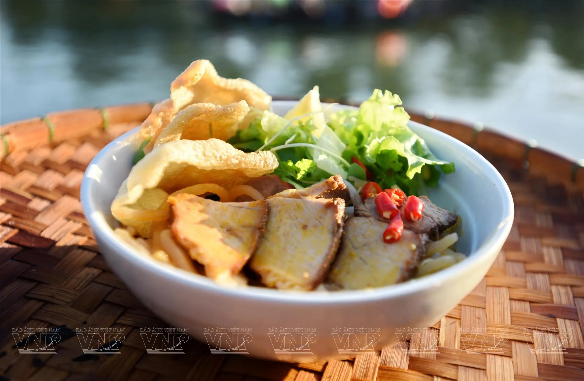 Các nguyên liệu tươi ngon để chế biến bún bò Huế, từ thịt bò đến mắm ruốc và rau thơm