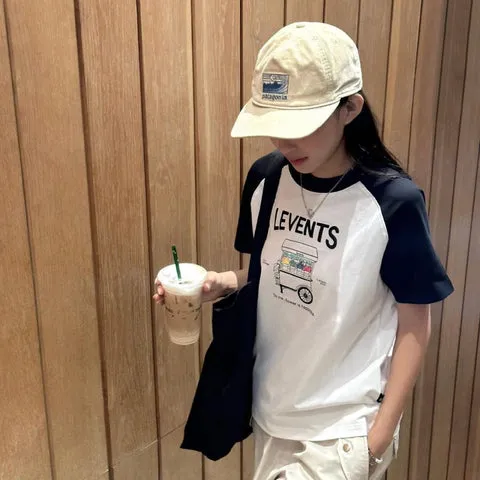 Phối đồ đen trắng basic cho cung Song Ngư, tạo nên hình nền thanh lịch và tinh tế