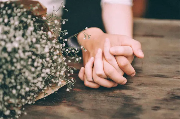 Khoảnh khắc nắm tay nhau lãng mạn dưới ánh nắng hoàng hôn