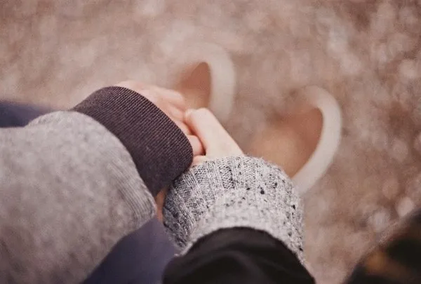 Nắm tay người yêu trên con đường đầy lá vàng rơi