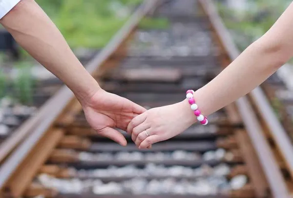 Hình nền nắm tay trên Zalo thể hiện sự gắn kết