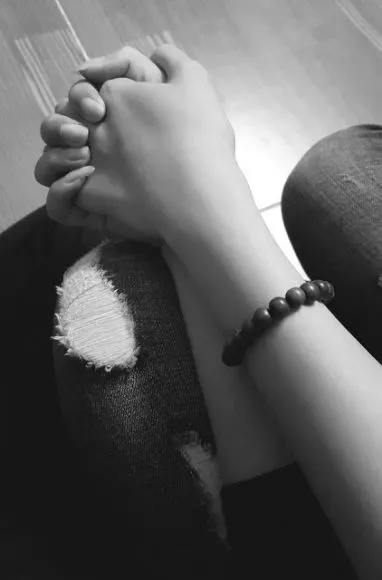 Hình ảnh nắm tay nhau đen trắng, nhấn mạnh sự thuần khiết của tình cảm