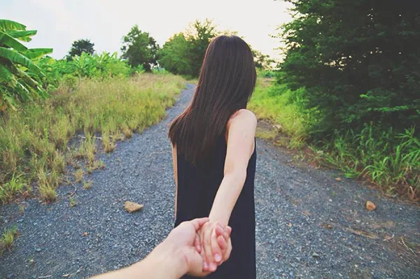Hình ảnh nắm tay giấu mặt, chỉ thấy bàn tay và bối cảnh đầy ẩn ý