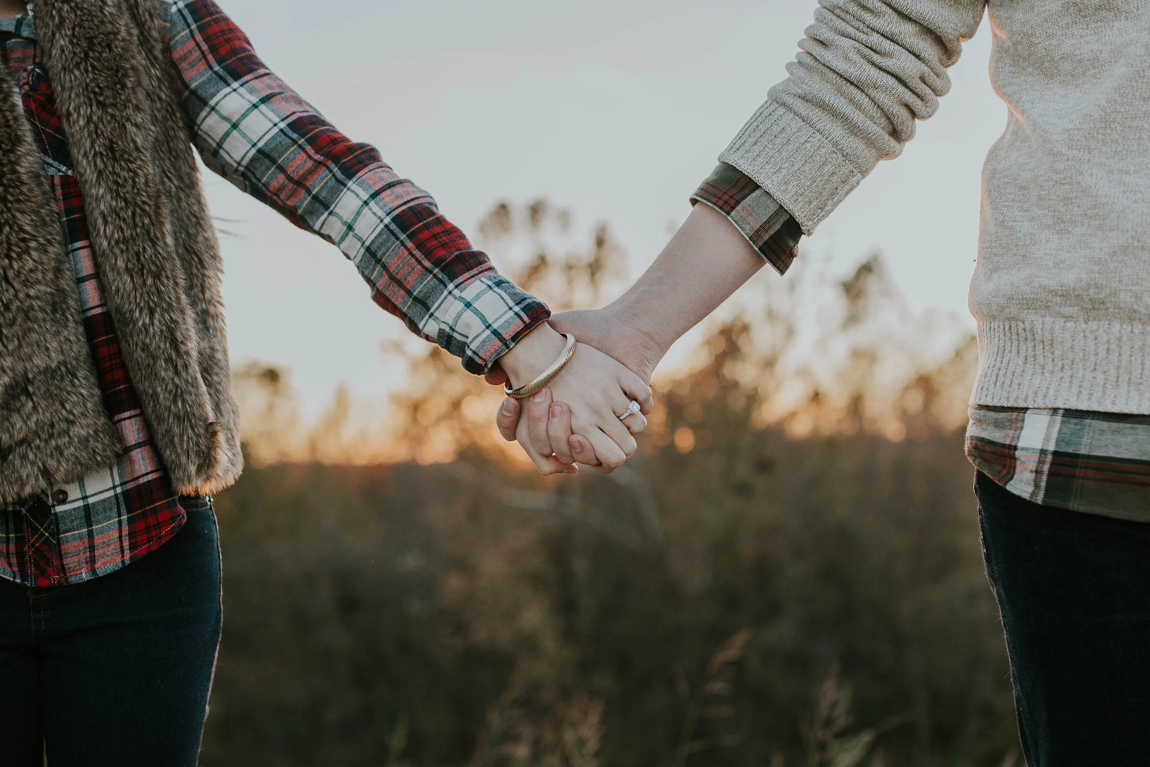 Ảnh anh và em nắm tay nhau trên mọi nẻo đường