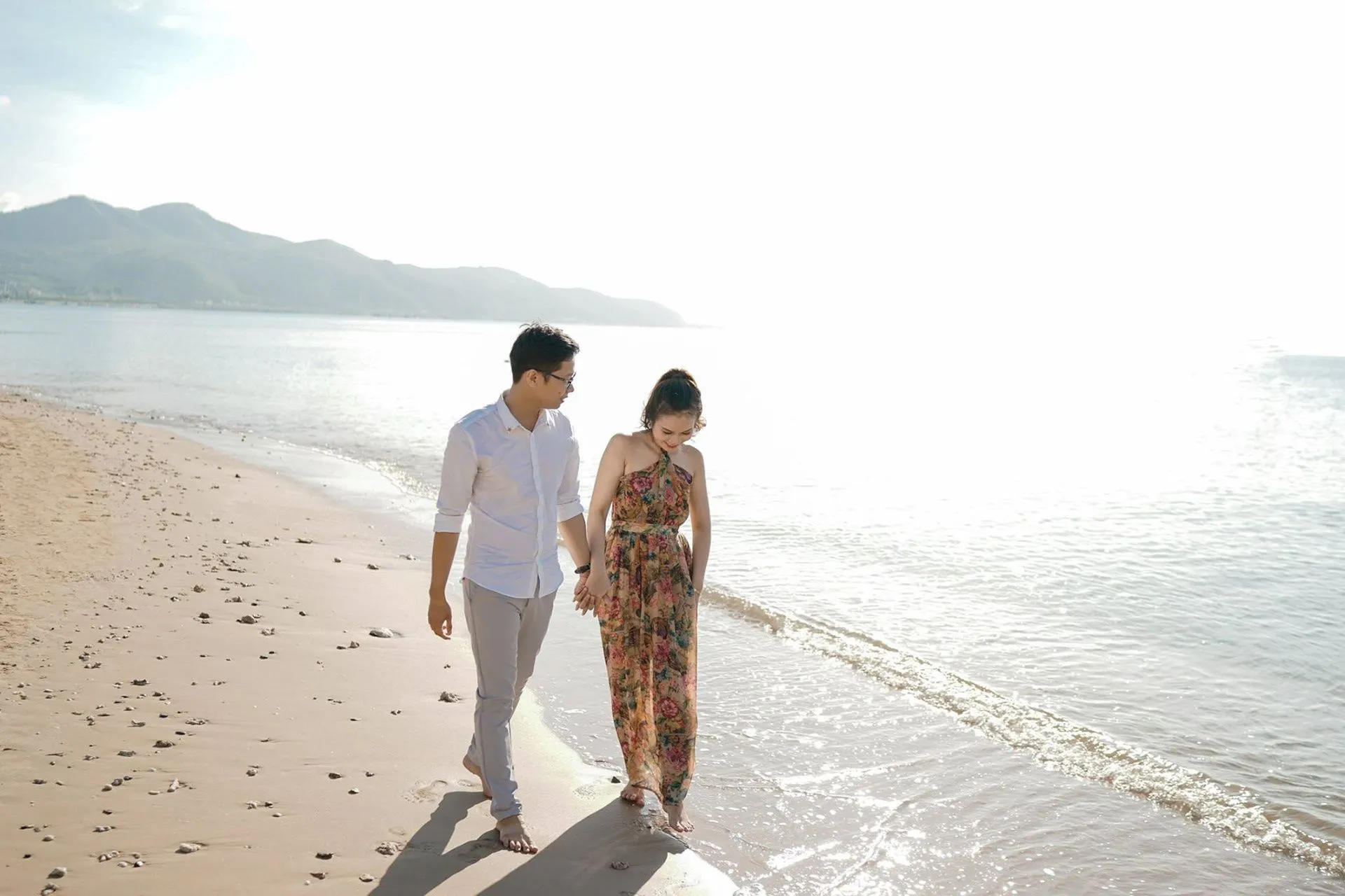 Ảnh cùng nắm tay nhau đi dạo bờ biển lãng mạn