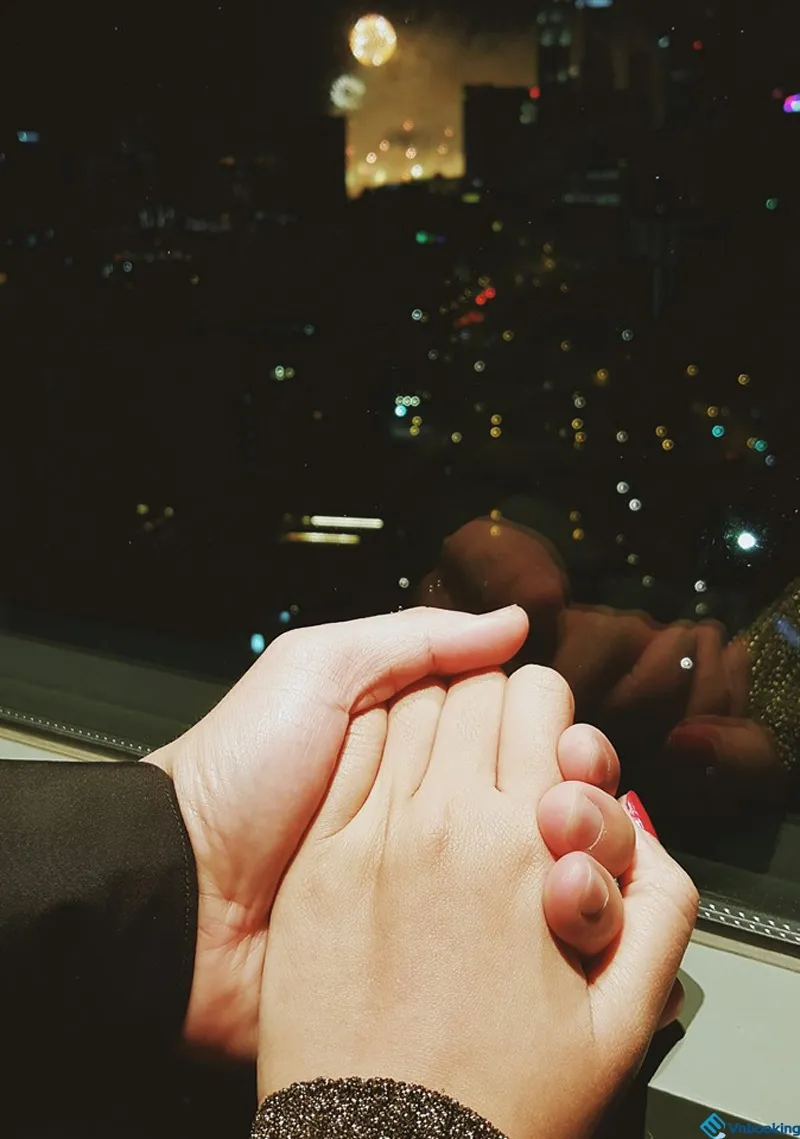 Ảnh đẹp nắm tay nhau giữa anh và em, sự gắn kết không rời
