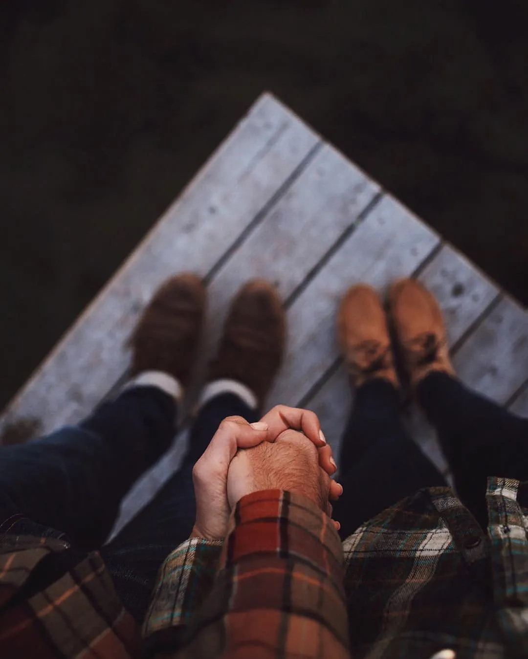 Ảnh nắm tay &quot;hold hand&quot; đẹp, mang phong cách hiện đại
