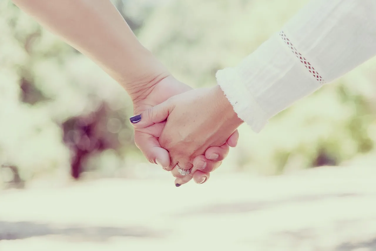 Ảnh nắm tay tình cảm rất đẹp, ấm áp và gần gũi