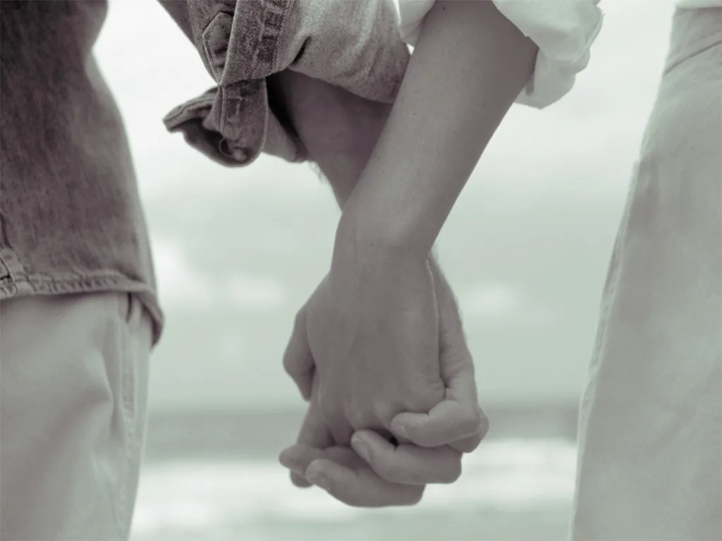 Hình ảnh anh và em đan tay nhau, lời yêu thương không cần nói