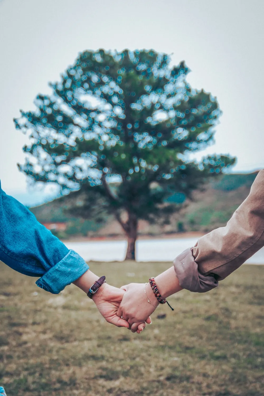 Hình ảnh anh và em trong tay nhau, gắn kết bền chặt