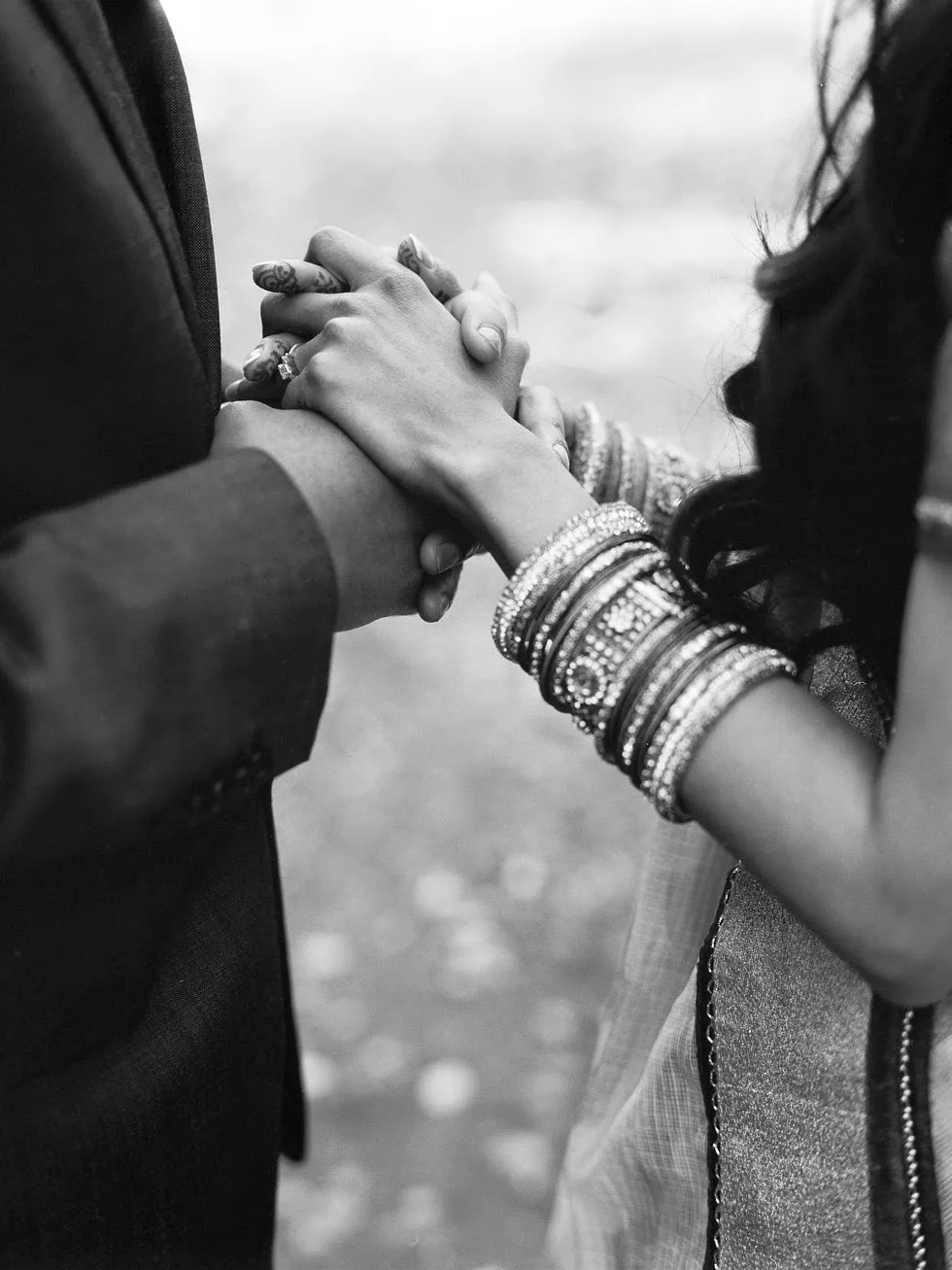 Hình ảnh anh và em tay trong tay nhau, bước đi cùng hướng