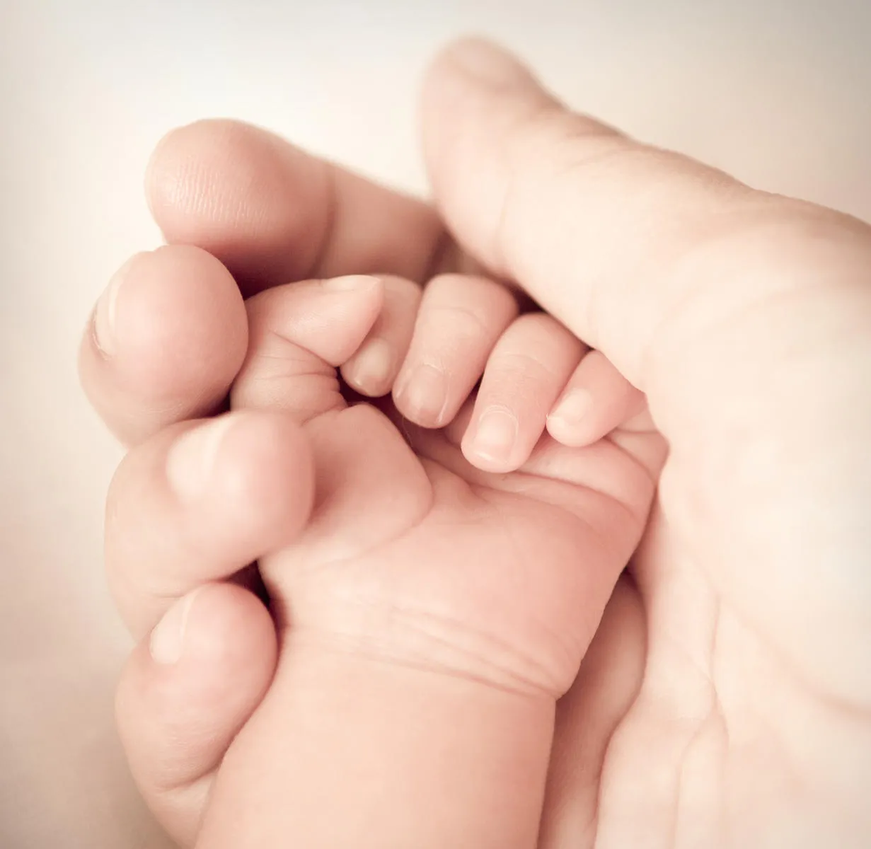 Hình ảnh mẹ nắm tay con cực đẹp, tình mẫu tử thiêng liêng