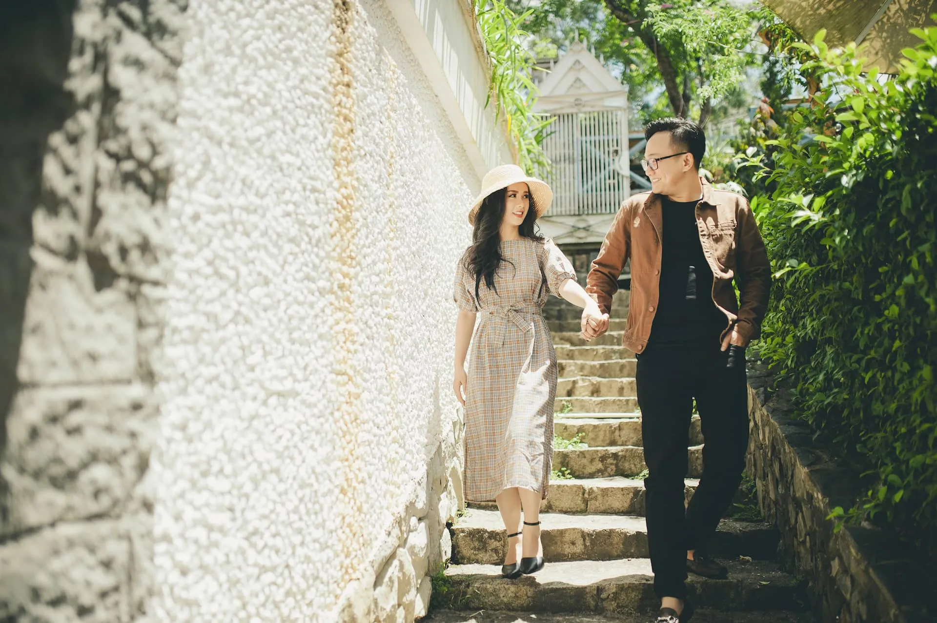 Hình ảnh nắm tay nhau cùng đi xuống cầu thang, đồng hành mọi bước