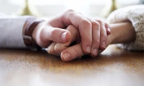 Hình ảnh nắm tay nhau rất đẹp, sự gắn bó không rời