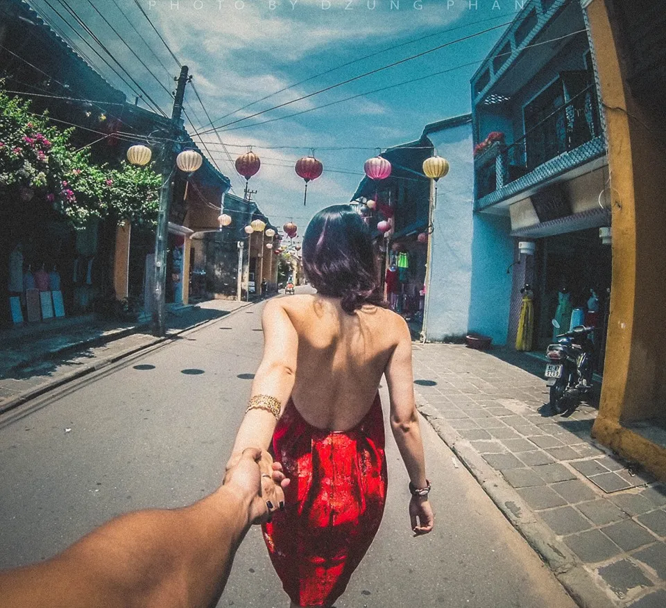 Nắm tay đưa anh đi khắp thế giới, biểu tượng của sự đồng hành