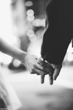 Ảnh nắm tay giấu mặt, với triết lý hạnh phúc đến từ những điều đơn giản