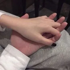 Nắm tay thể hiện sự gắn kết và tình yêu lứa đôi