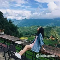 Cặp đôi nắm tay trong quán cafe đẹp như phim trường