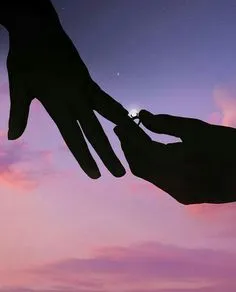 Silhouette nắm tay dưới ánh trăng, hình ảnh đầy mê hoặc
