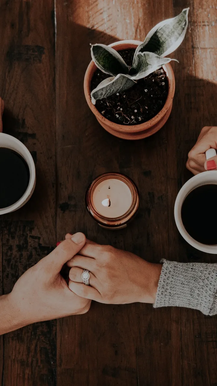 Ảnh nắm tay học sinh khi cùng nhau học nhóm