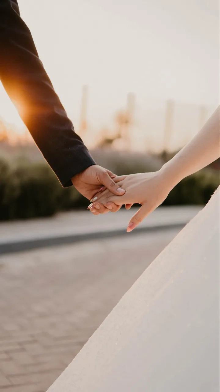 Nắm tay trên giường, thể hiện sự thoải mái và gần gũi