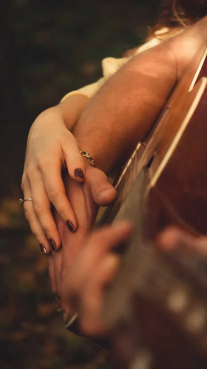 Hình ảnh nắm tay trên đùi khi ngồi tựa vào nhau