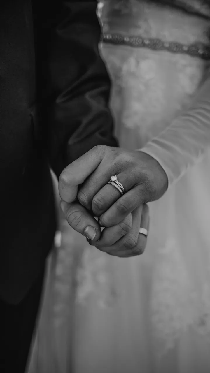 Hình ảnh nắm tay trên chăn ấm áp