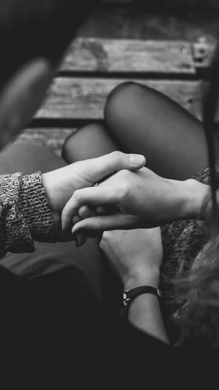 Nắm tay khi xem phim cùng nhau trên giường