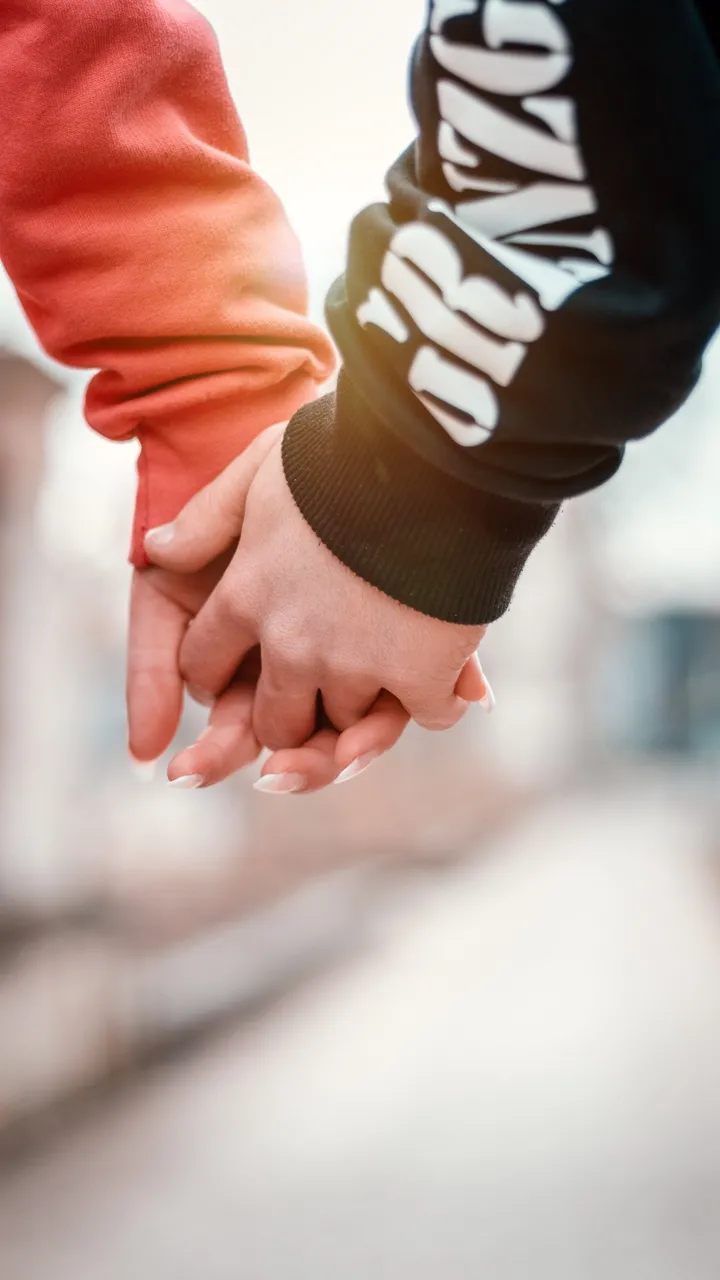 Ảnh nắm tay trong phòng khách ấm cúng