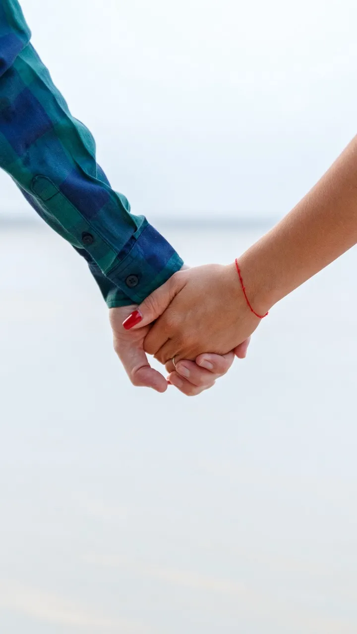Nắm tay dưới ánh đèn ngủ ấm cúng