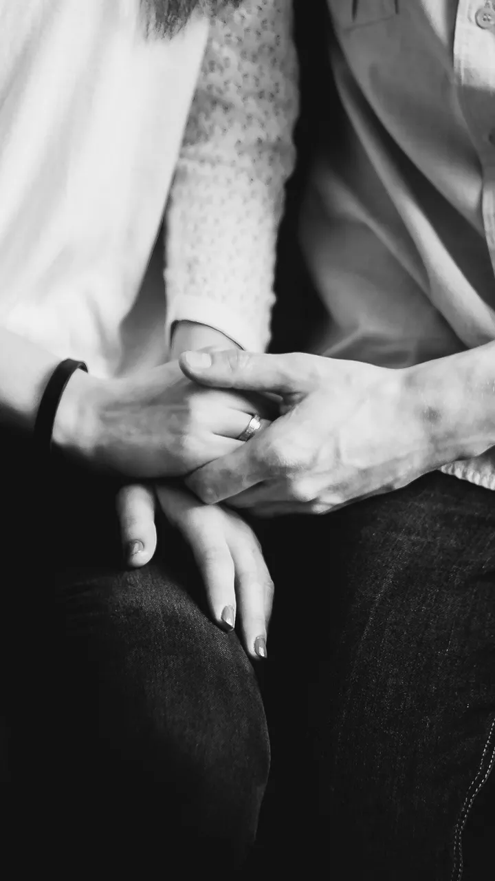 Nắm tay trong chăn khi ngủ, sự an toàn và bình yên