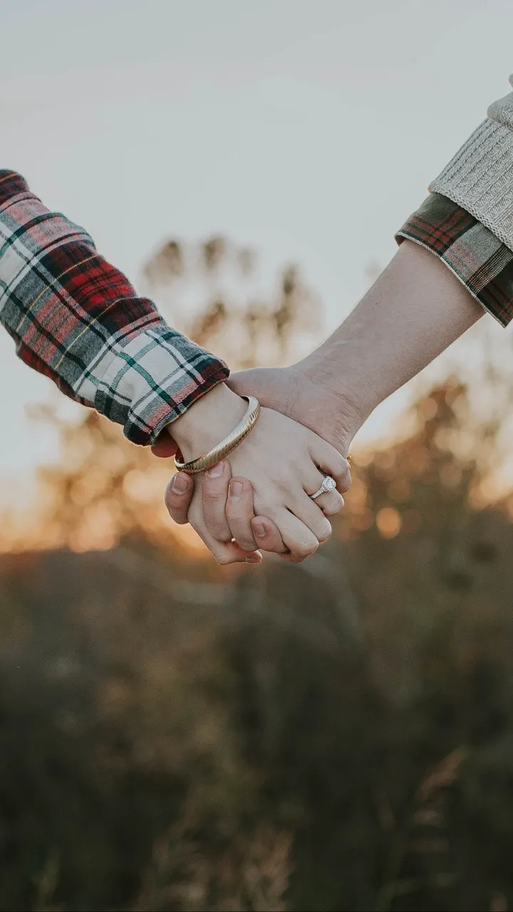 Nắm tay khi cùng nhau pha cà phê