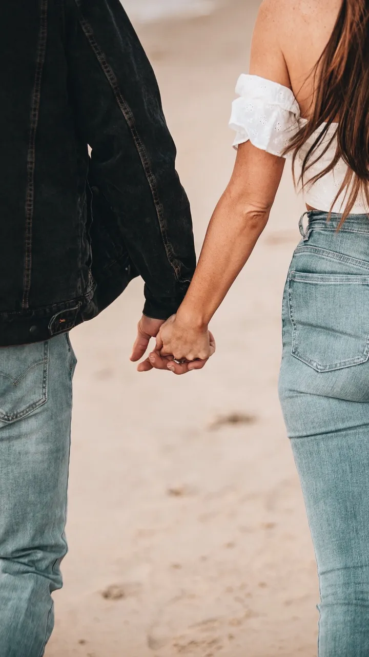 Nắm tay khi cùng nhau làm việc nhà