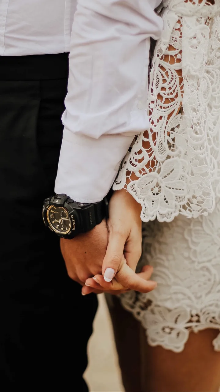 Nắm tay trên ban công nhìn ra cảnh đêm