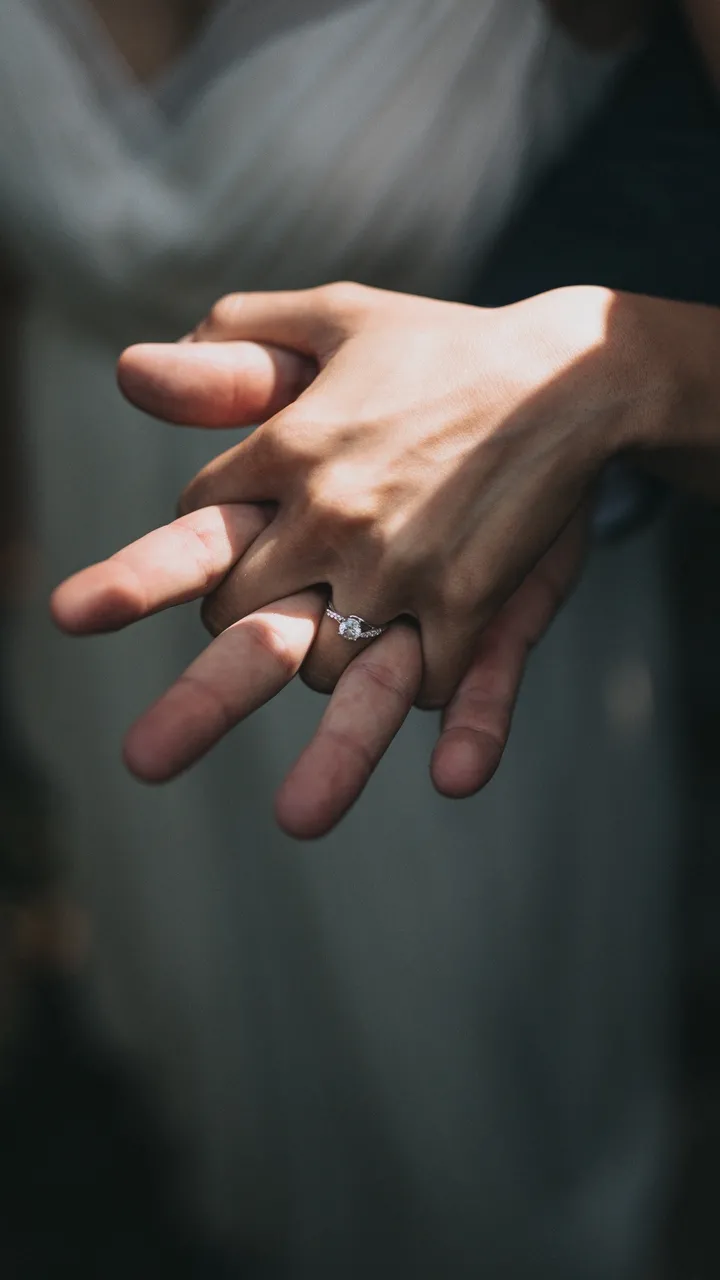 Nắm tay dưới ánh nến lung linh