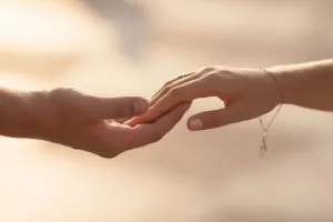 Hình ảnh nắm tay đẹp để làm hình nền điện thoại