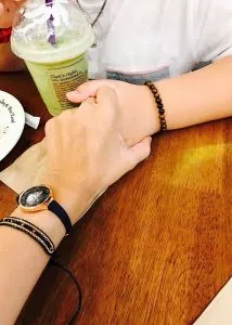 Hình ảnh nắm tay cho các dịp kỷ niệm đặc biệt