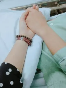 Nắm tay trong ảnh chụp ngoại cảnh đẹp