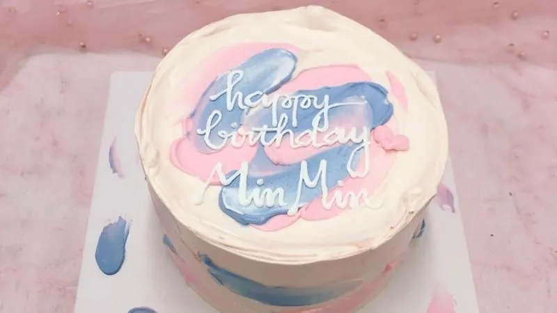 Bánh kem sinh nhật nhiều tầng với các tông màu pastel