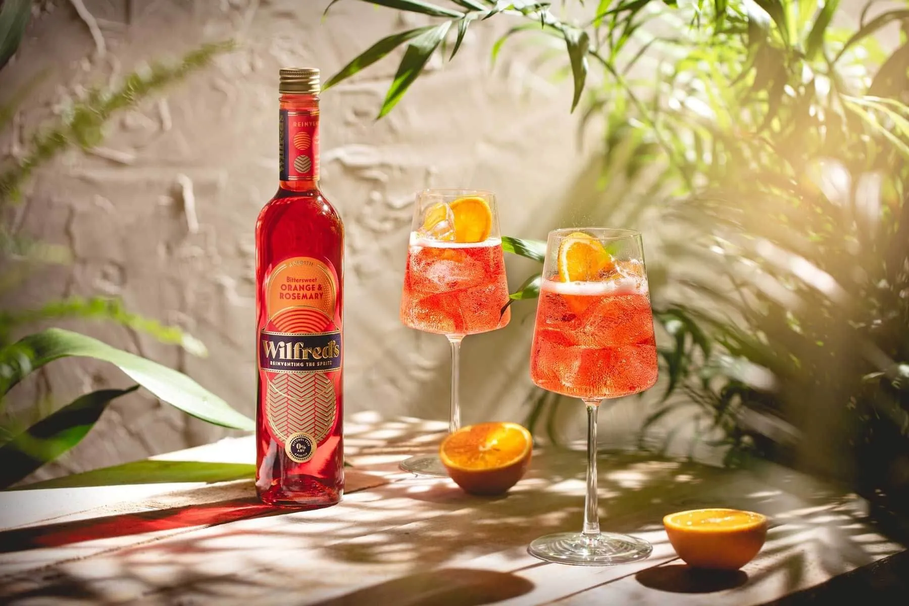 Ly cocktail mát lạnh đặt ngoài trời, gợi không khí thư giãn và tận hưởng ngày hè
