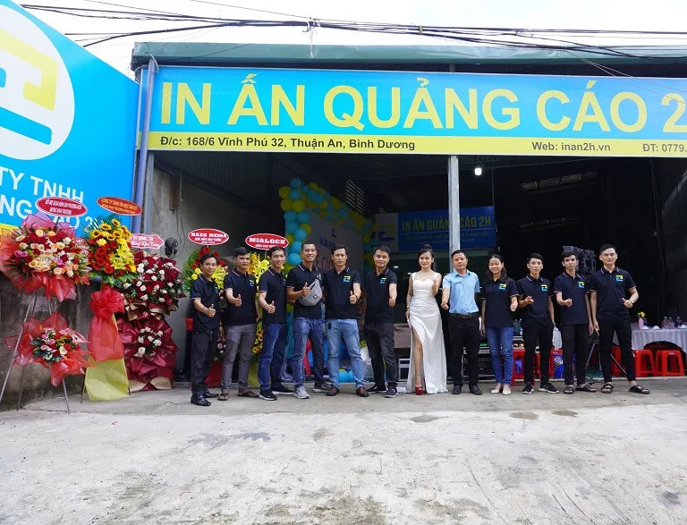 Đội ngũ nhân viên In Ấn Quảng Cáo 2H sẵn sàng tư vấn và hỗ trợ in ấn băng rôn khai trương spa