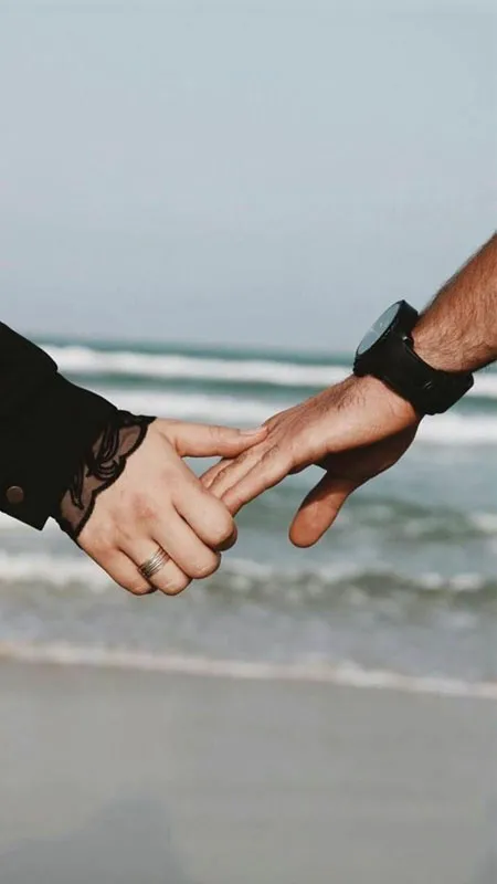 Ảnh nắm tay thể hiện sự gắn kết và bền chặt trên biển