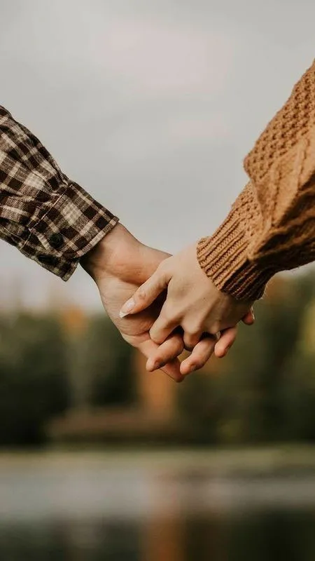 Ảnh nắm tay trên bãi biển với phong cảnh tuyệt đẹp