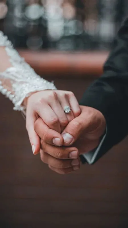 Ảnh bàn tay của cô dâu chú rể với nhẫn cưới