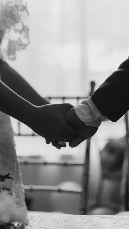 Ảnh nắm tay đeo nhẫn cưới với phông nền mơ mộng