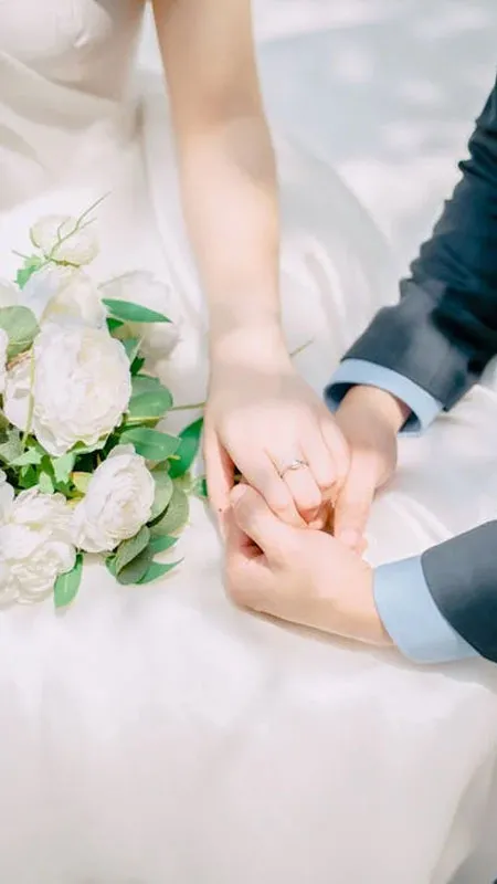 Ảnh nắm tay đeo nhẫn cưới trong khoảnh khắc hạnh phúc