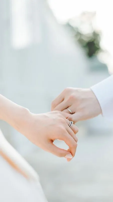 Ảnh nắm tay trong ngày cưới, nhẫn lấp lánh trên ngón tay